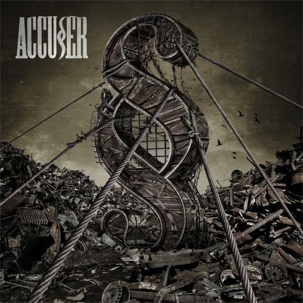 Albumcover mit einer metallischen Skulptur über einem Schrottplatz, Titel Accuser.