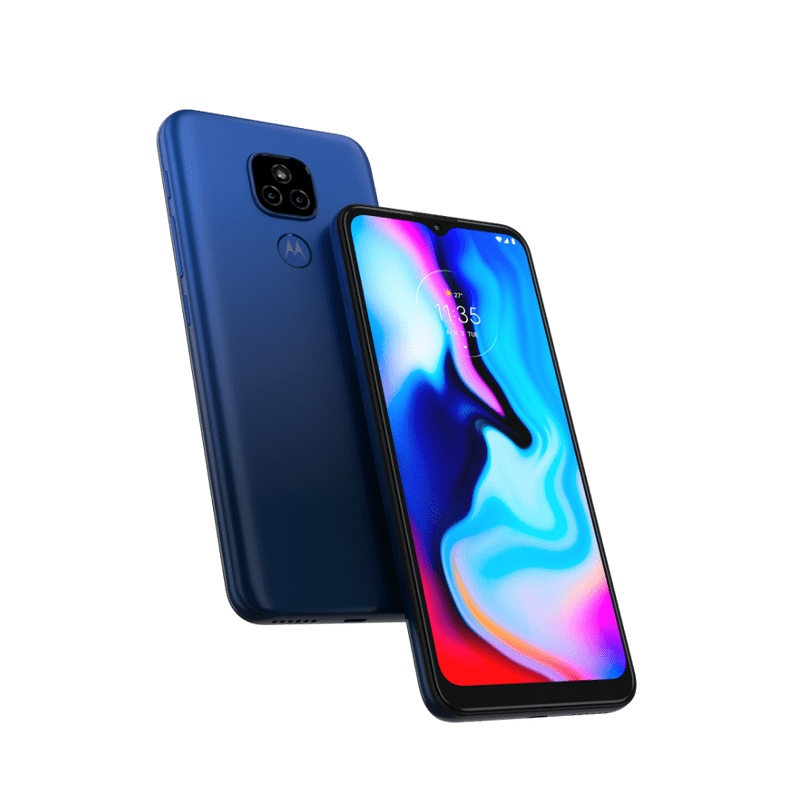 Smartphone azul con triple cámara trasera, pantalla frontal y fondo blanco.