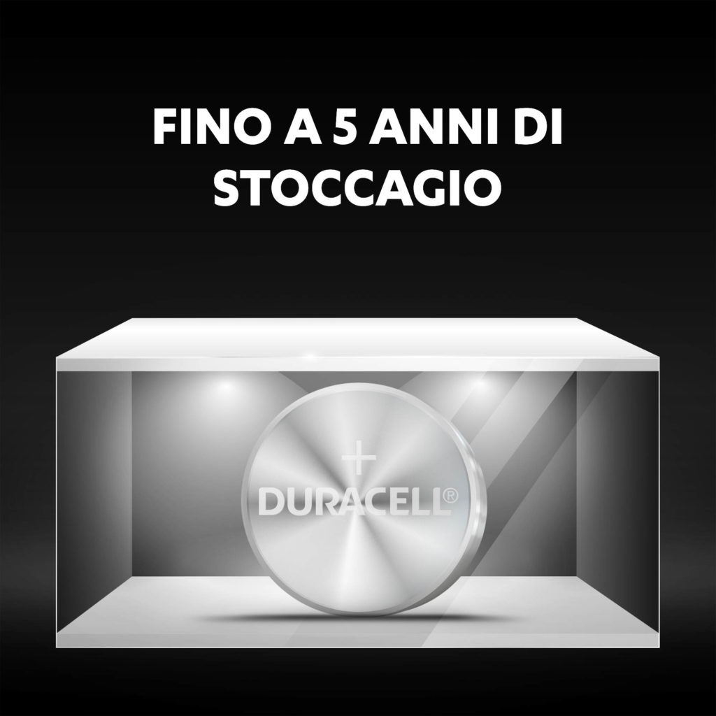 Eine Duracell-Batterie auf einem weißen Display, darüber der Text 'FINO A 5 ANNI DI STOCCAGGIO'.