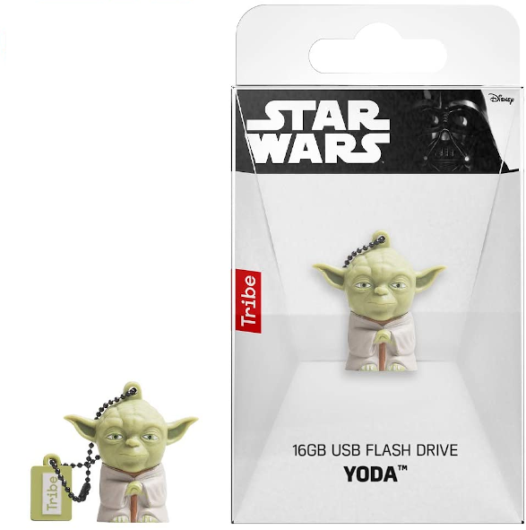 Yoda USB flash meghajtó csomagolásban. A Yoda figura zöld, köpenyt visel, és egy láncot tart.