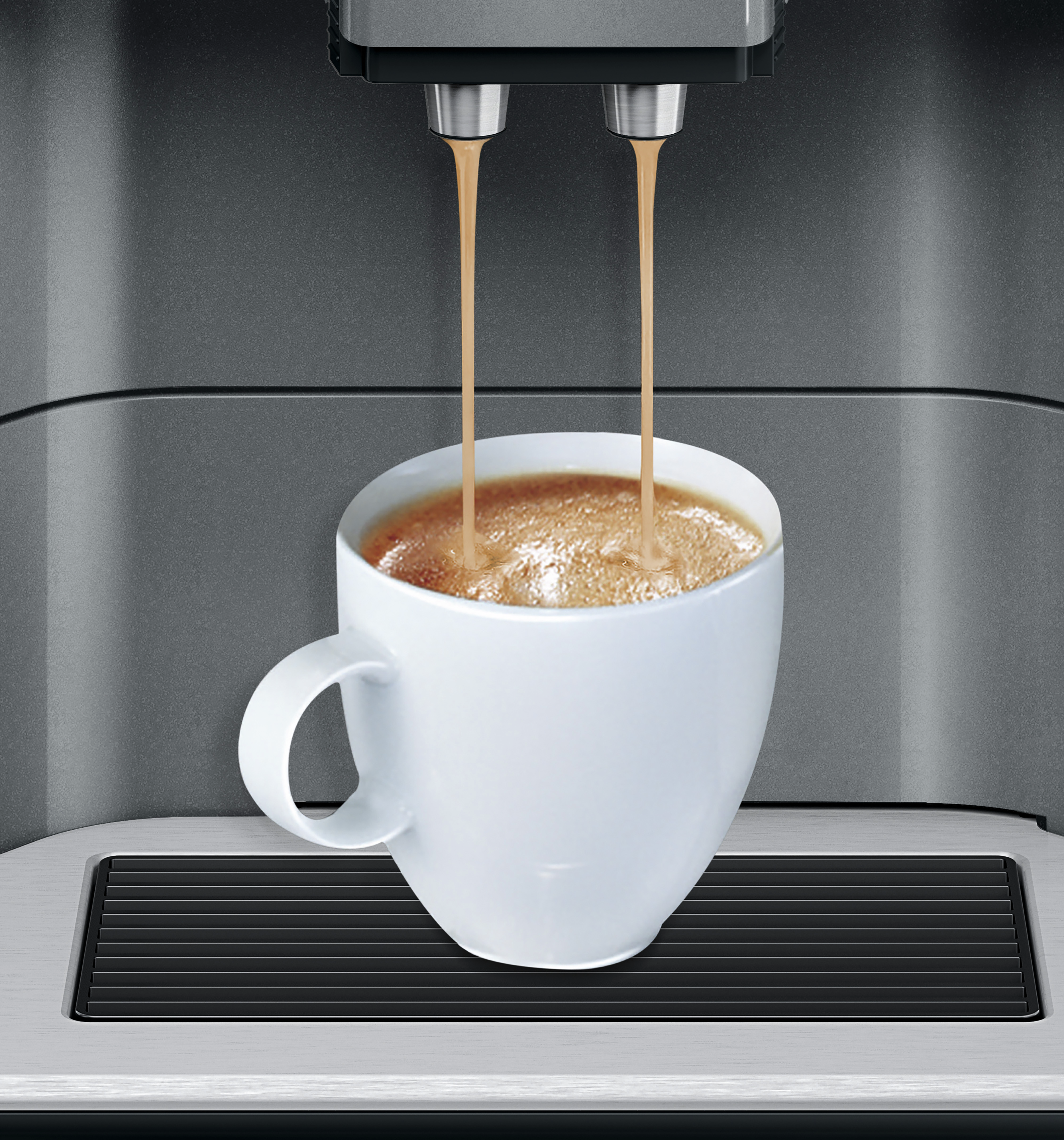 Een koffiemachine die koffie in een witte mok op een dienblad giet.