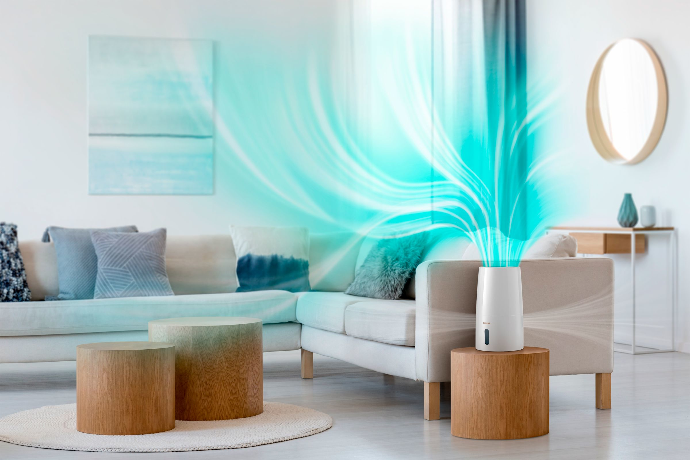 Ein Luftreiniger auf einem Holztisch, mit blauen Luftströmen in einem Wohnzimmer.