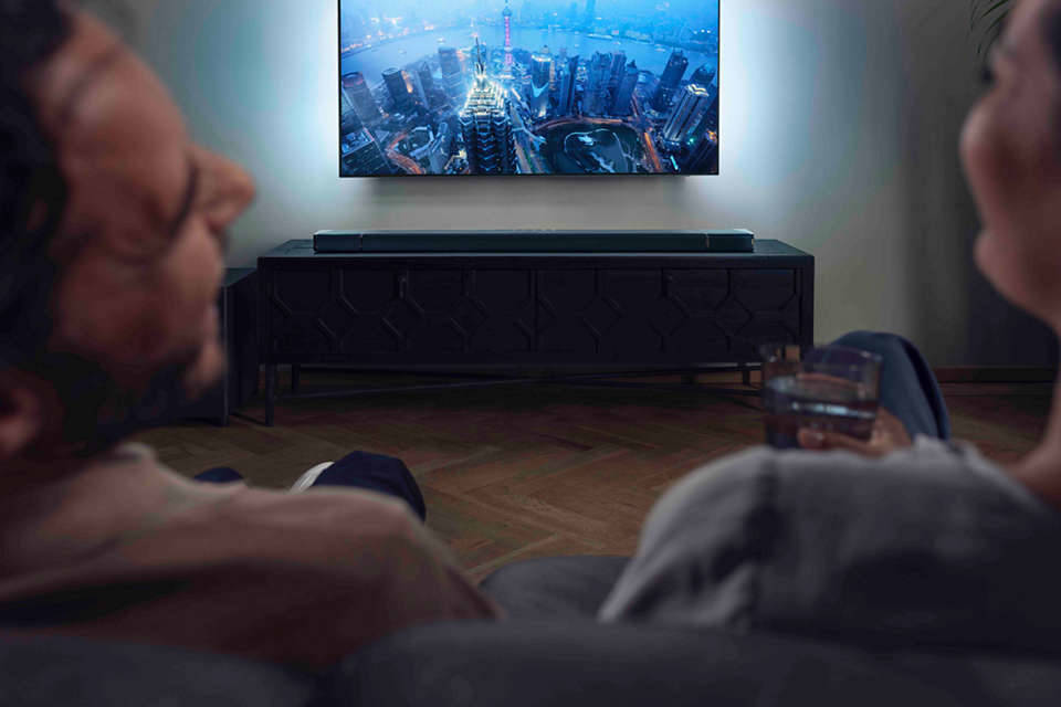 Nahaufnahme einer Philips Soundbar, auf der der Markenname zu sehen ist.