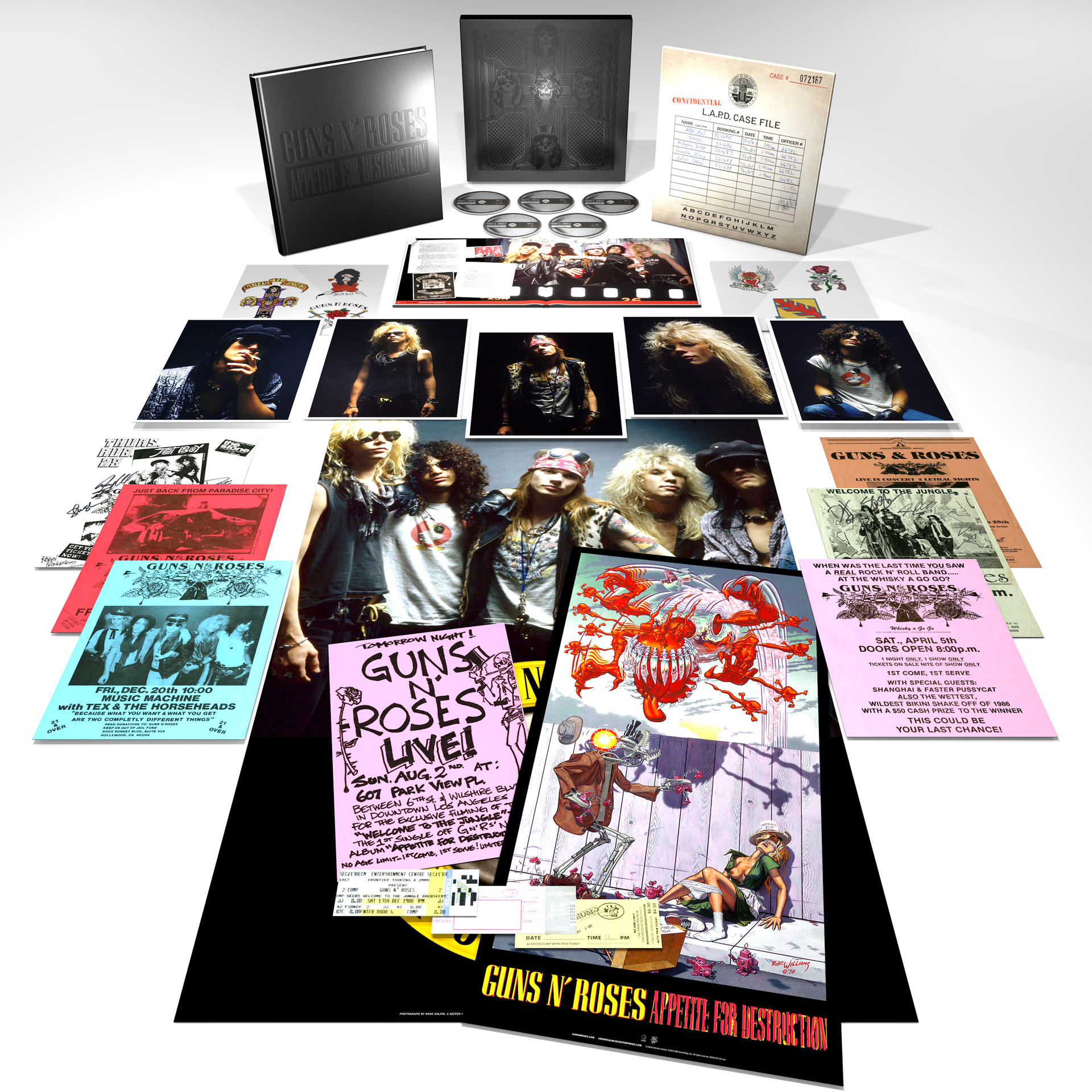 Guns N' Roses box szett különféle emléktárgyakkal, fotókkal, szórólapokkal és koncertjegyekkel, fehér felületen.