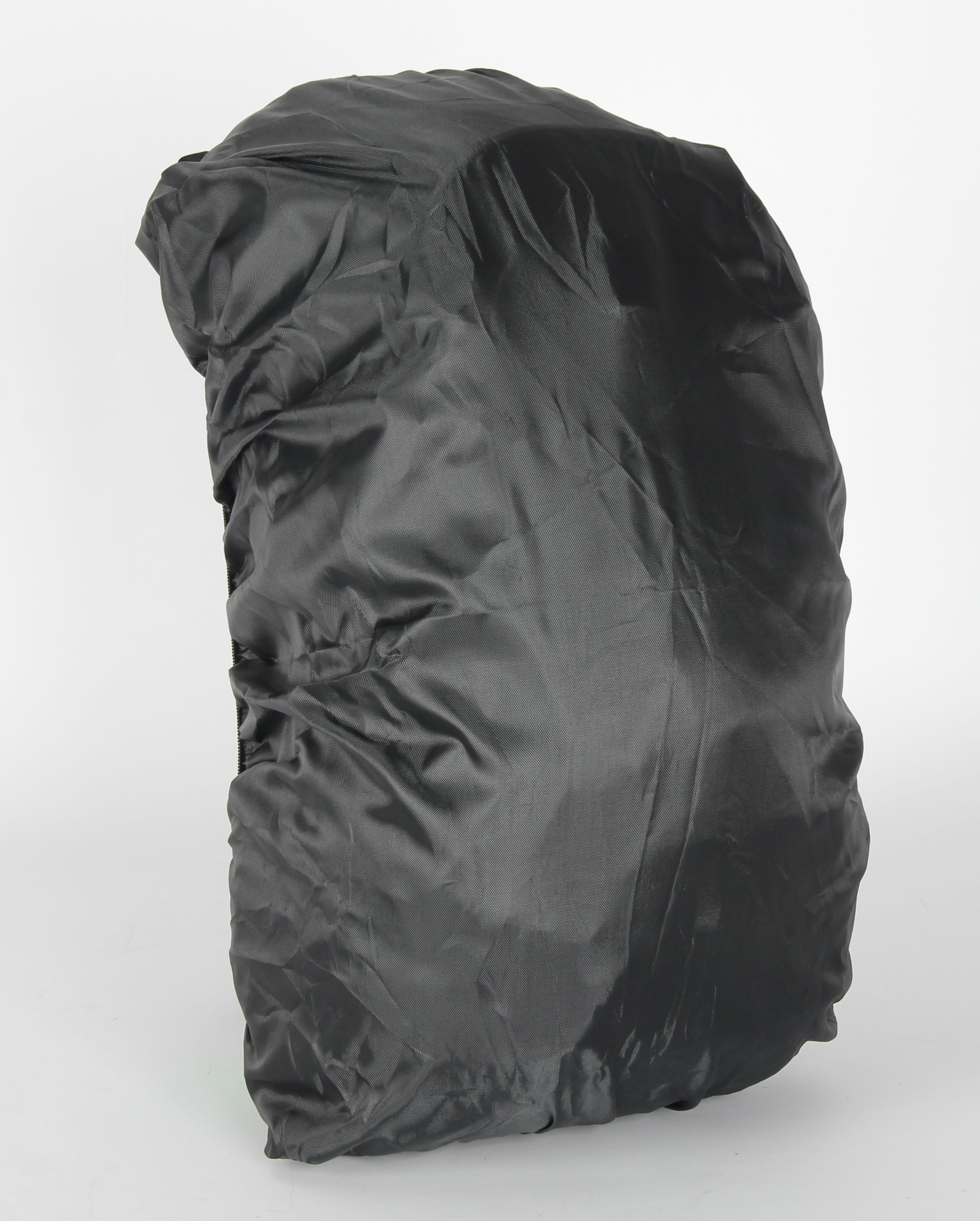 Rucksack mit schwarzer, wasserdichter Hülle bedeckt. Die Hülle ist glänzend und glatt.