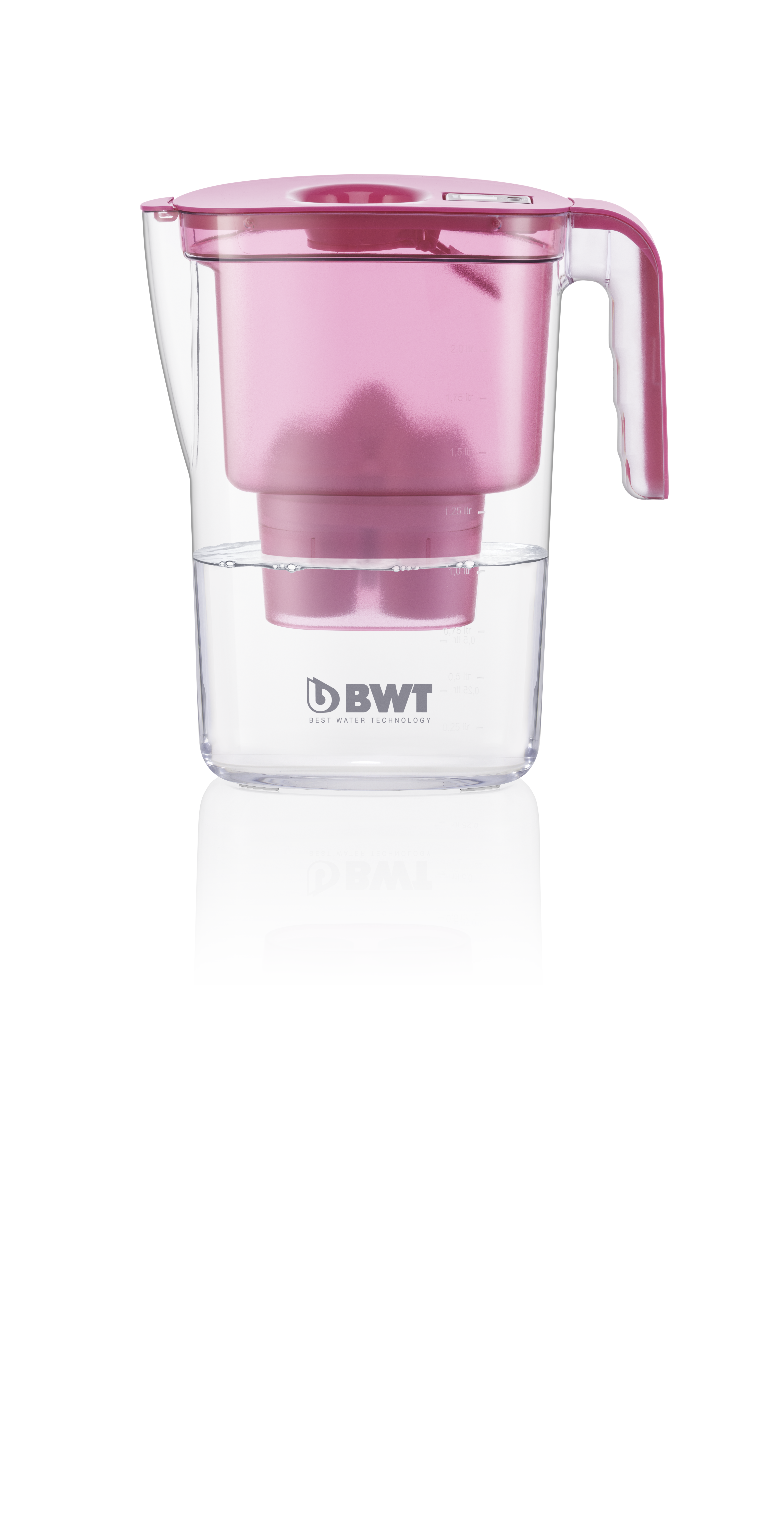 Ein rosa Wasserfilterkrug mit transparentem Körper, rosa Deckel und Griff sowie einem im Wasser versenkten Filter.