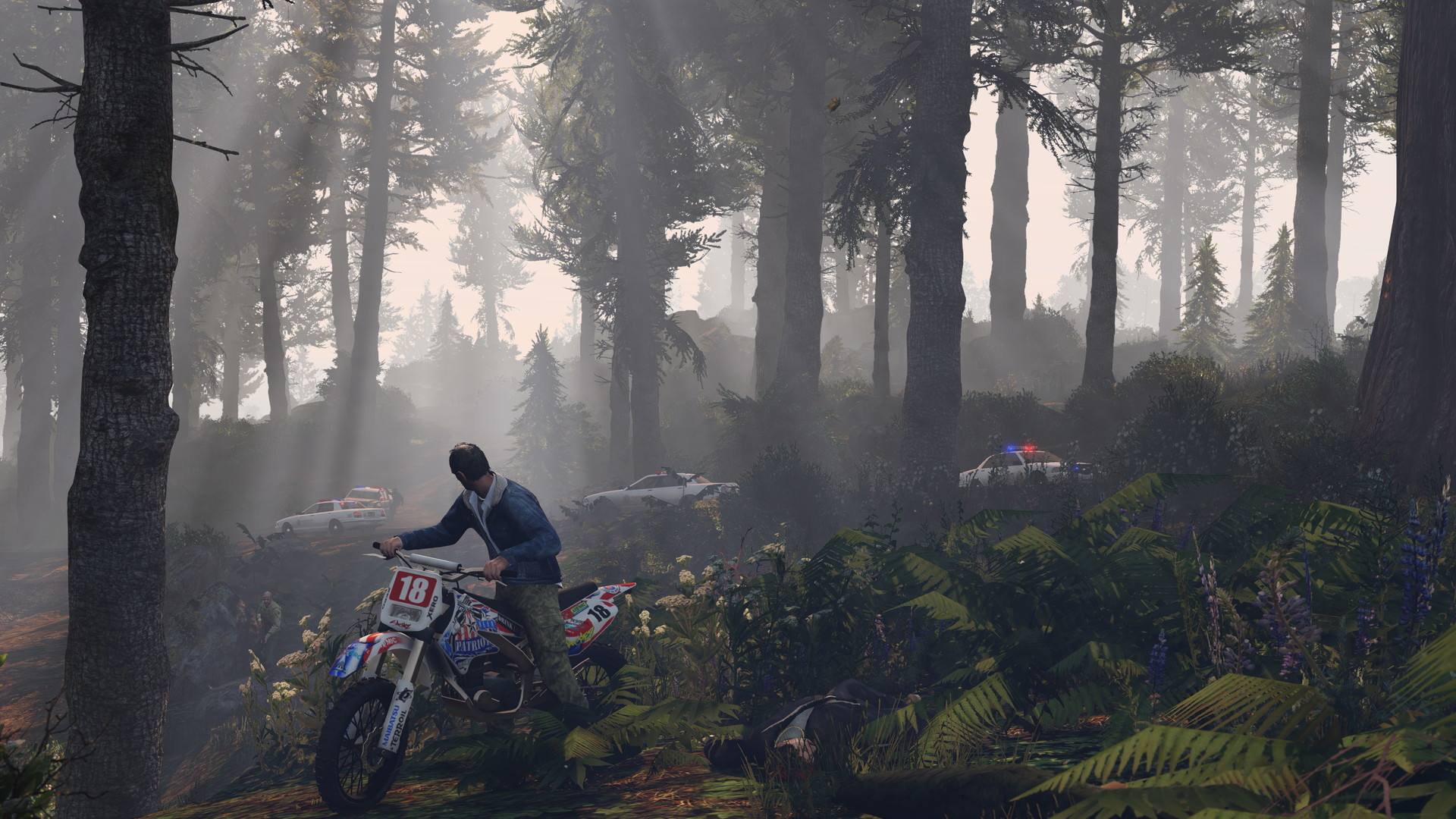 Une personne faisant du vélo tout-terrain dans une forêt, avec des voitures de police en arrière-plan.