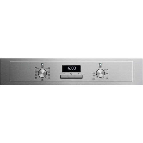 Primer plano del panel de control de un horno plateado. Muestra la hora, diales y botones.
