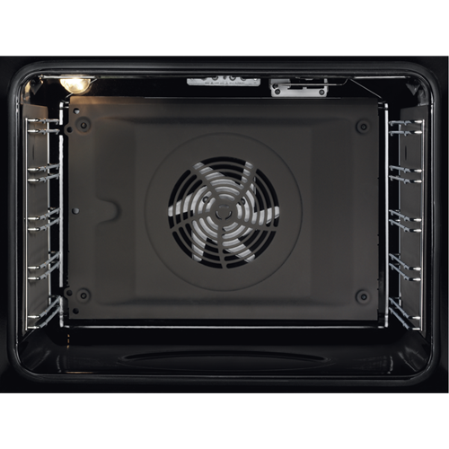 Interior de un horno con ventilador y rejillas visibles.