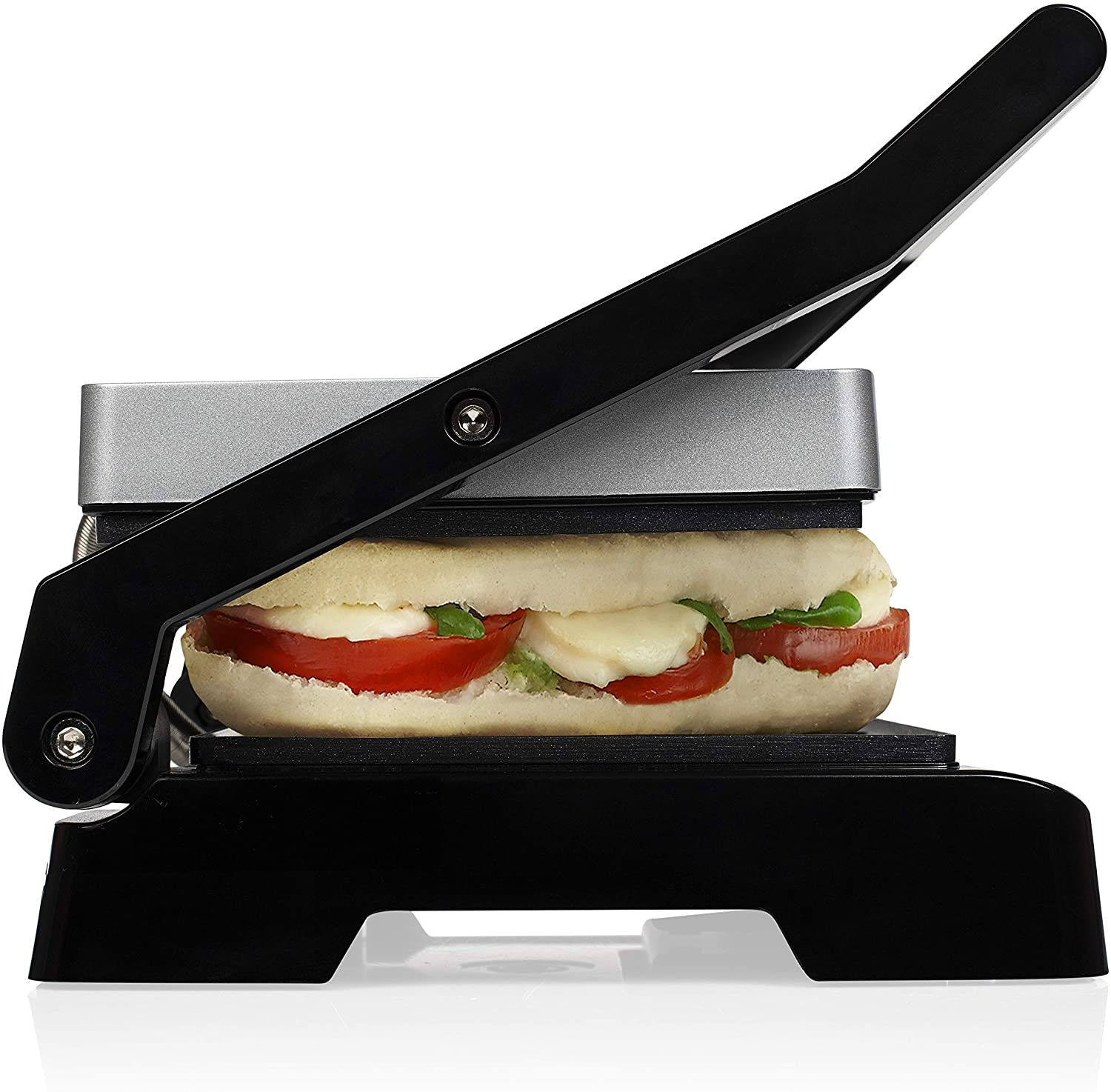 Sandwich in einer Panini-Presse, schwarz und silber. Das Sandwich hat rote und weiße Füllungen.