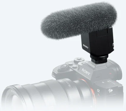Eine Sony-Kamera mit Mikrofon auf weißem Hintergrund.