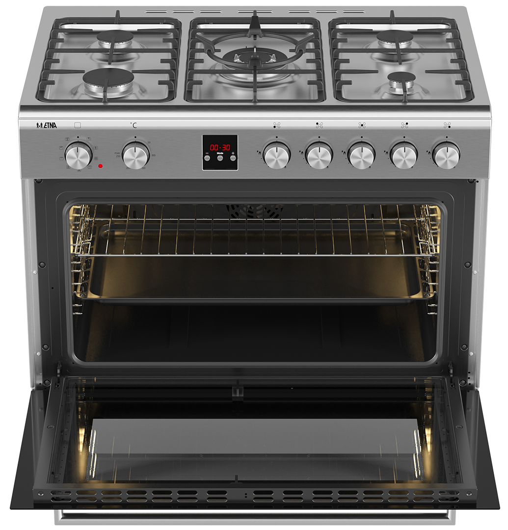 Rvs fornuis met open oven. Zwarte achtergrond.