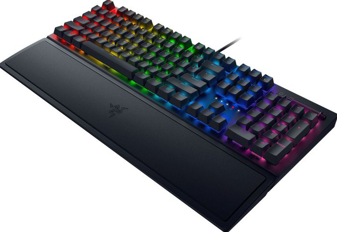 Eine schwarze Razer-Tastatur mit farbig beleuchteten Tasten und Handballenauflage.