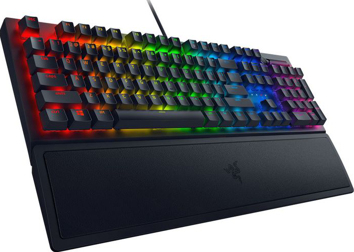 Schwarze, RGB-hintergrundbeleuchtete Tastatur. Sie hat eine schwarze Handballenauflage und eine kabelgebundene Verbindung.