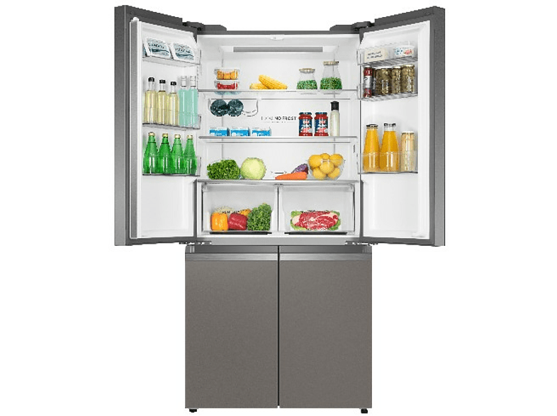 Refrigerador abierto con alimentos en estantes y cajones.