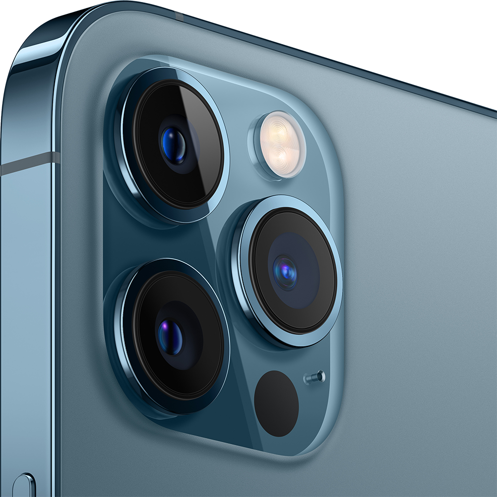 Close-up van een blauwe smartphone camera-array. Drie lenzen, een flitser en een microfoon zijn zichtbaar op een blauwgrijs oppervlak.