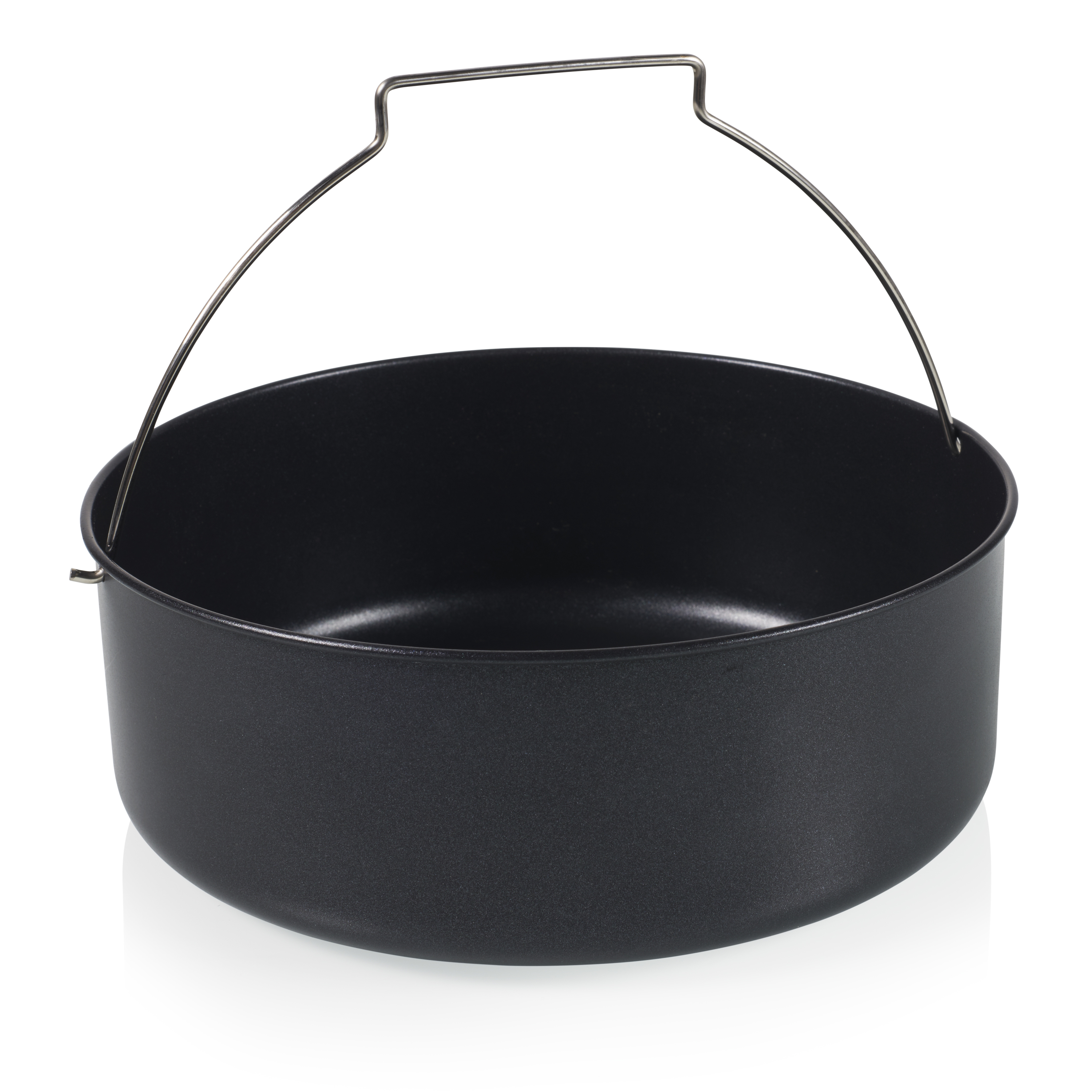 Ein schwarzer, runder Airfryer-Korb mit silbernem Griff.