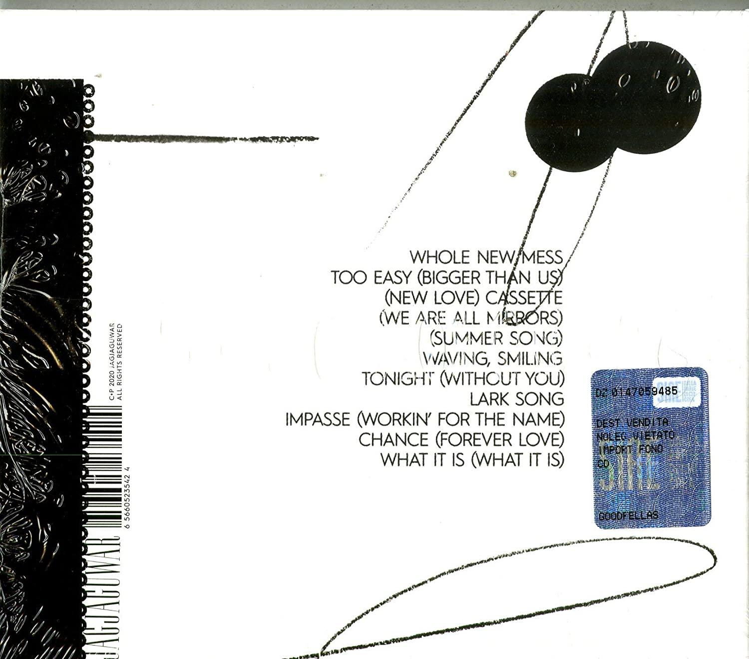 Die Rückseite einer CD-Hülle mit Schrift und einem Aufkleber.