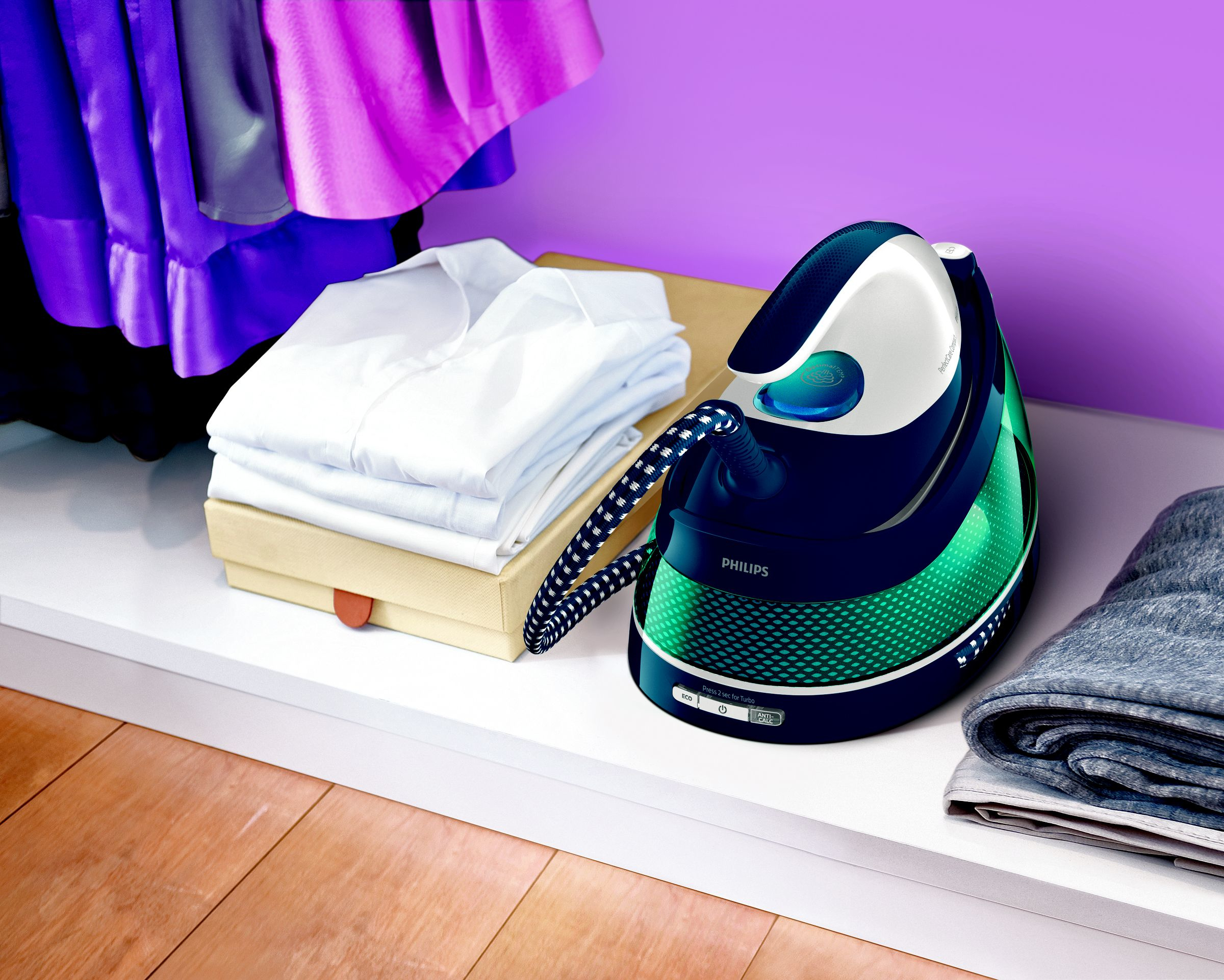 Plancha, camisas blancas y ropa en una estantería.