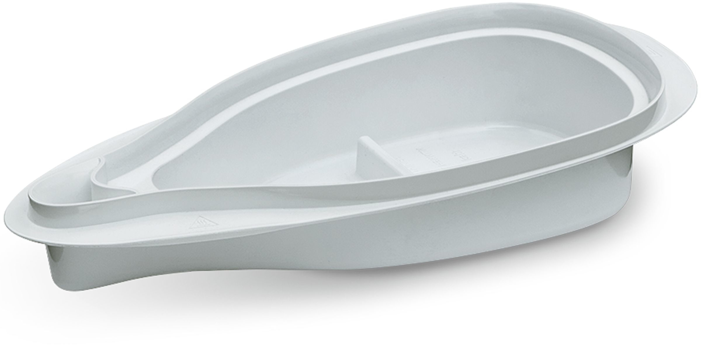 Una cuenca médica de plástico blanco. La cuenca tiene una forma curva.