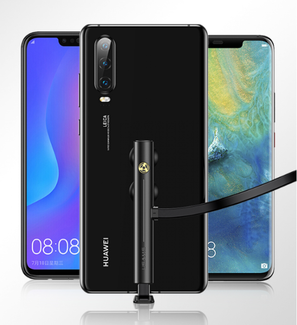 Három okostelefon, kettő bekapcsolt képernyővel, egy Huawei és két másik. Töltőkábel csatlakoztatva.