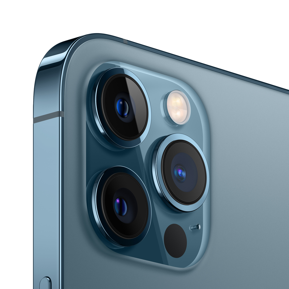 Primer plano de un iPhone azul con tres lentes de cámara y un flash.