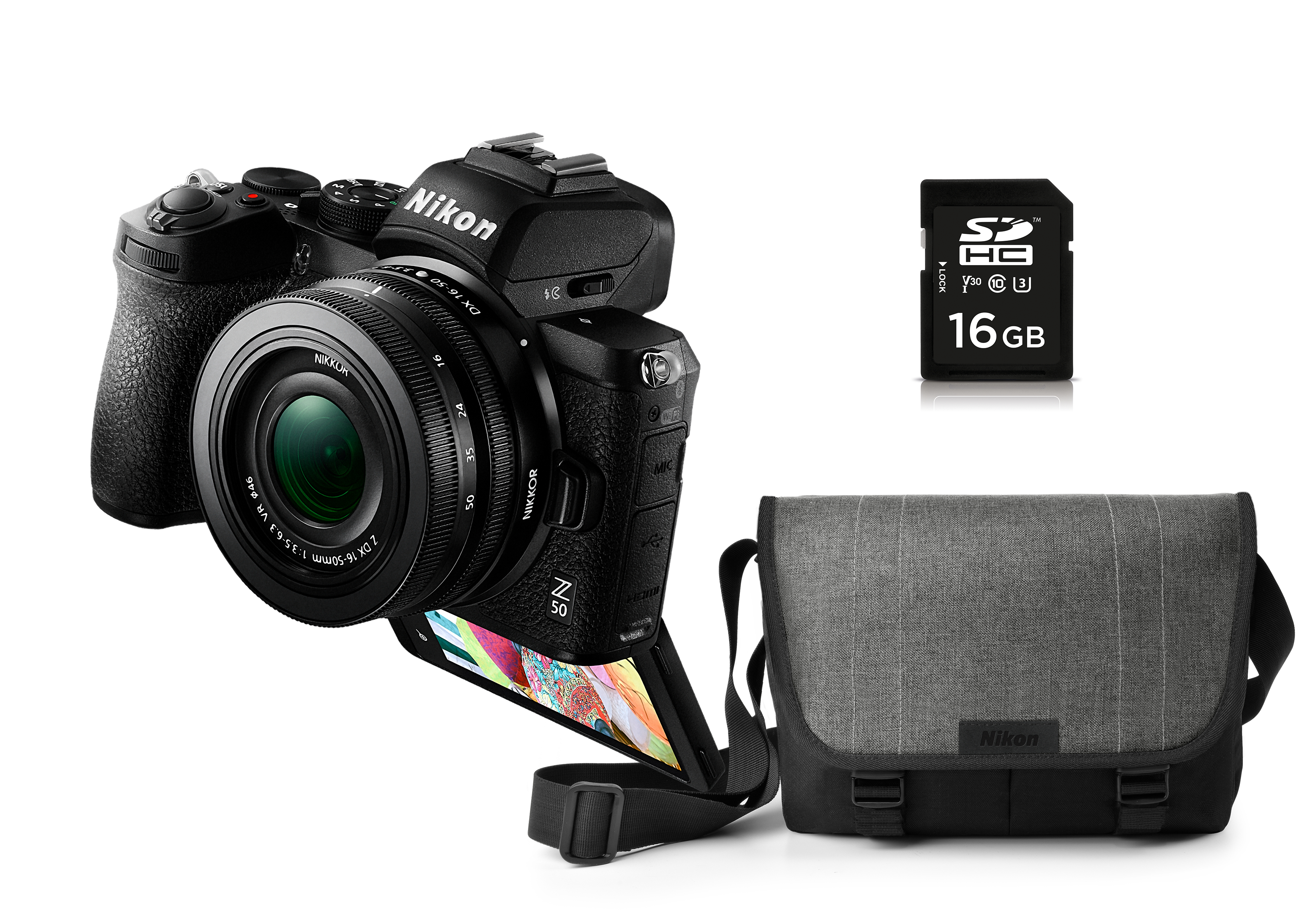 Nikon Z 50 Kamera mit Objektiv, SD-Karte und grauer Kameratasche auf weißem Hintergrund.