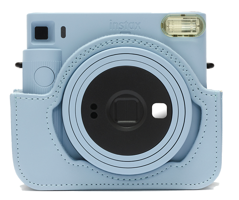Een lichtblauwe Instax camera in een bijpassende case. De camera heeft een flitser en lens.