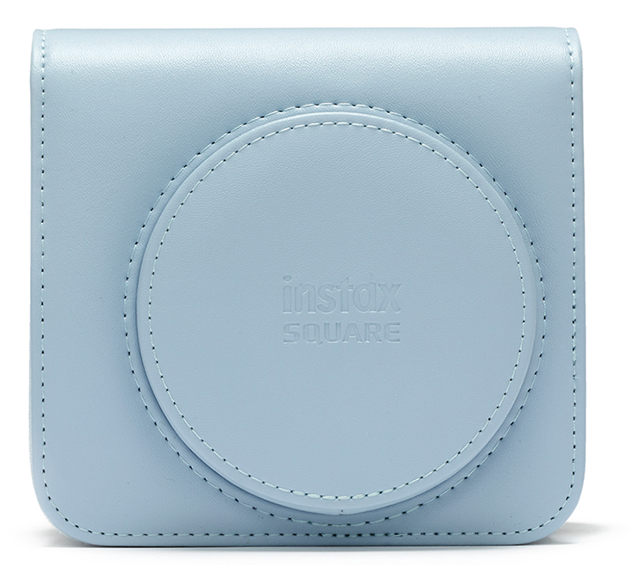 Een lichtblauwe Instax Square camerahoes. Het woord "instax SQUARE" is erop gedrukt.