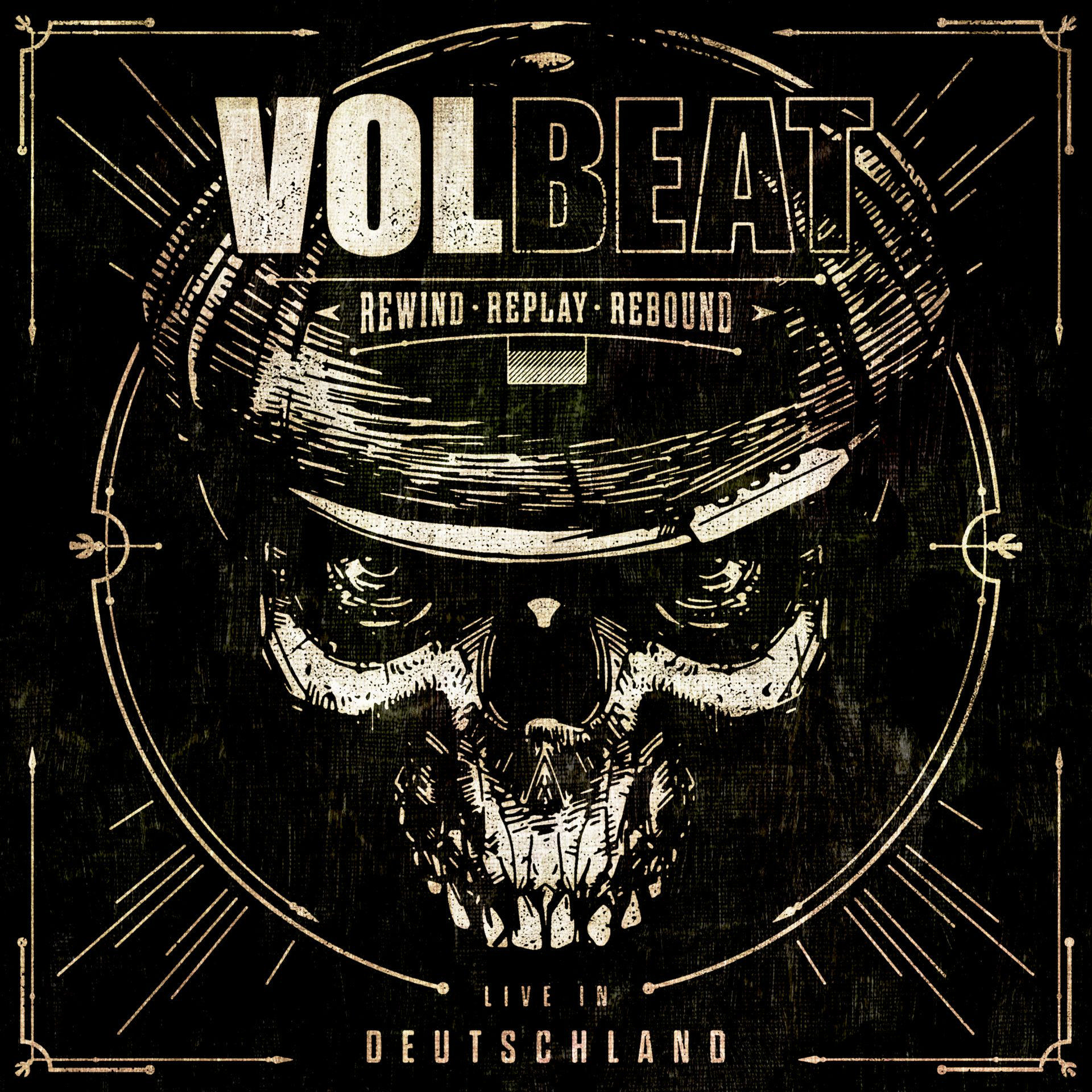 Totenkopf mit Helm, Bandname und Albumtitel auf schwarzem Grund, mit goldenem Rahmen.