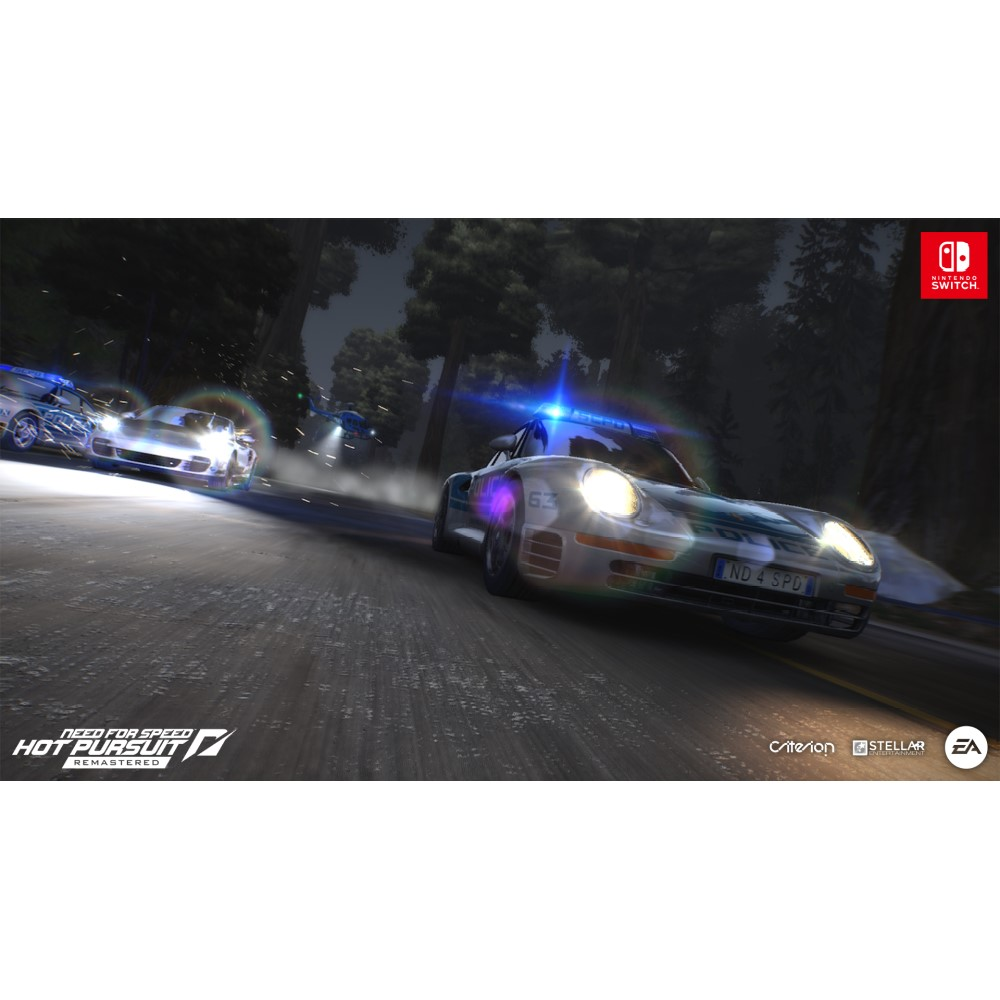 Una portada del juego Need for Speed, que muestra un coche de policía persiguiendo otros vehículos en una carretera.