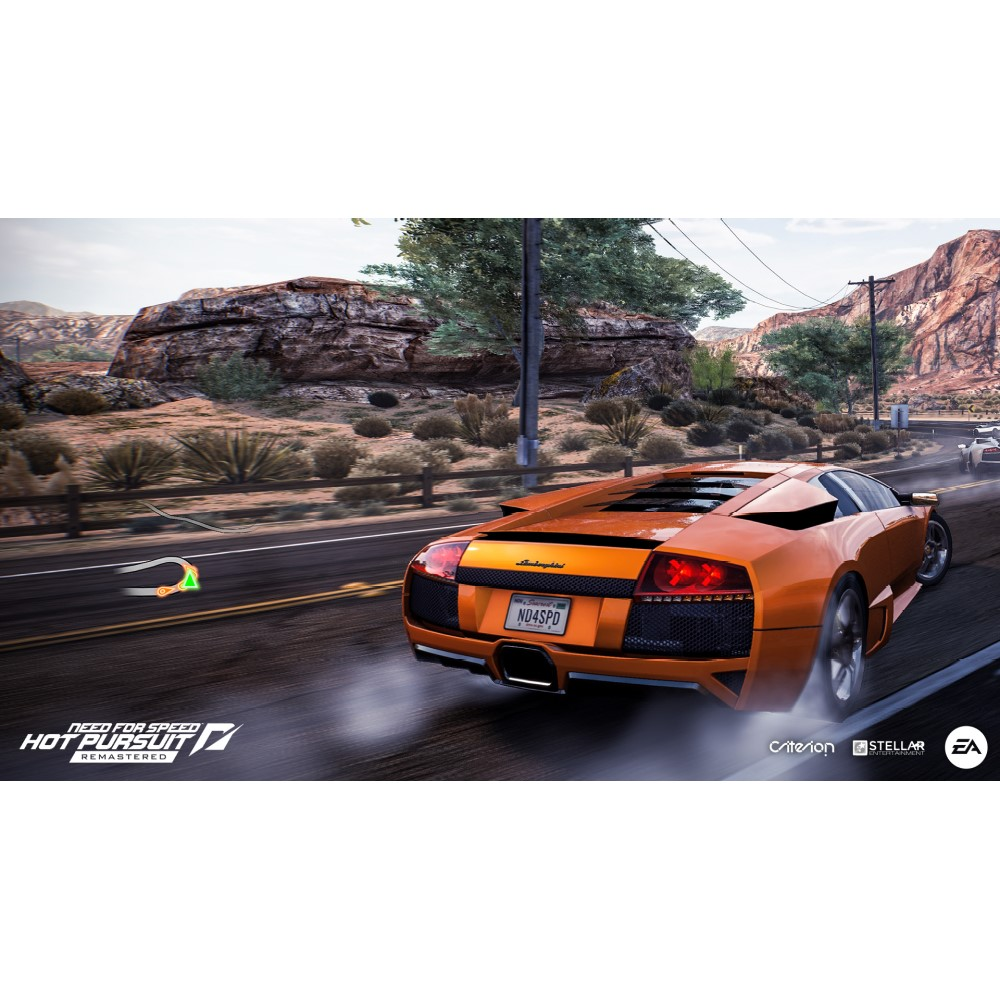 Coche Lamborghini naranja corriendo en una pista en un videojuego. Fondo de montaña.
