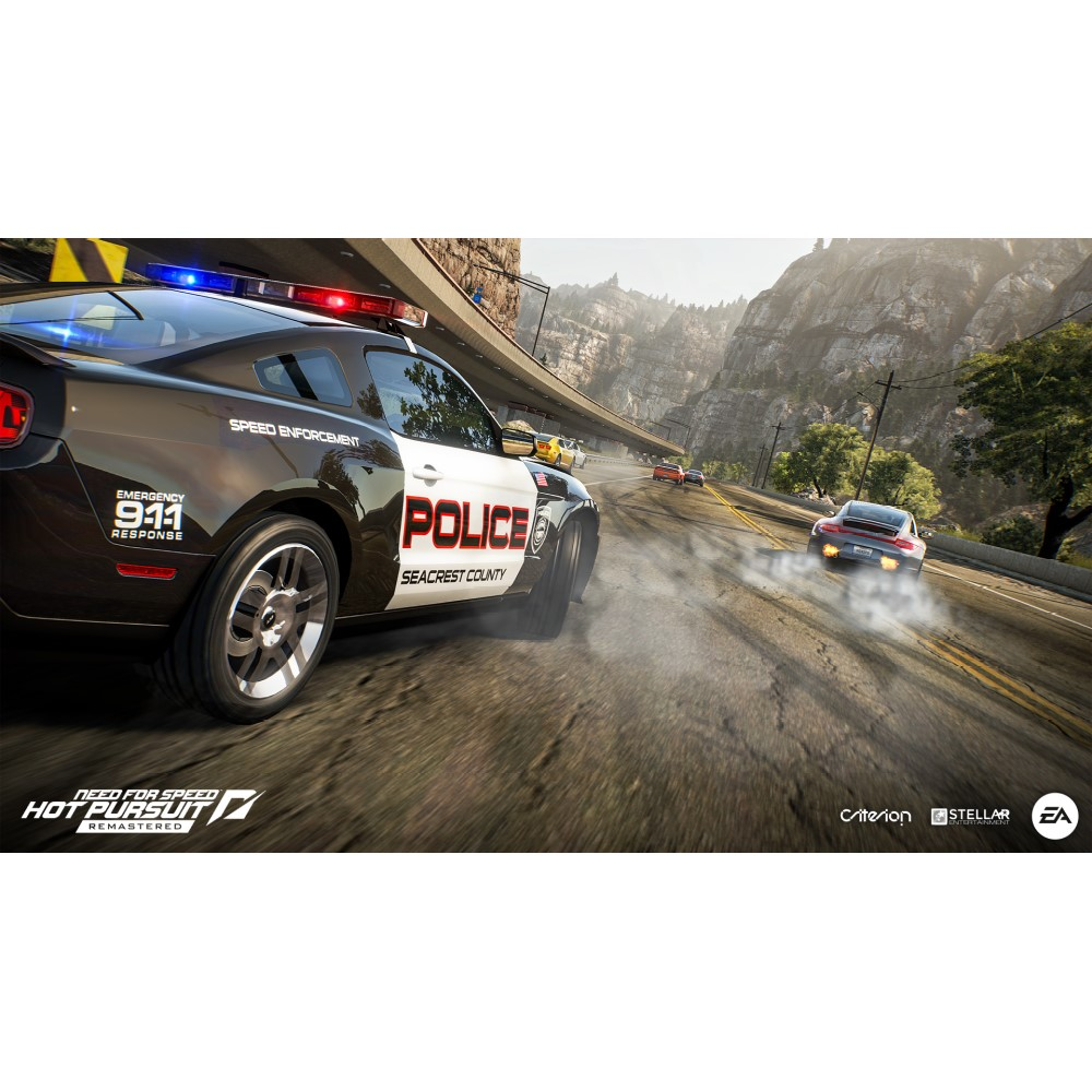 Coche de policía persiguiendo un coche rojo en una autopista. Montañas al fondo. Juego.