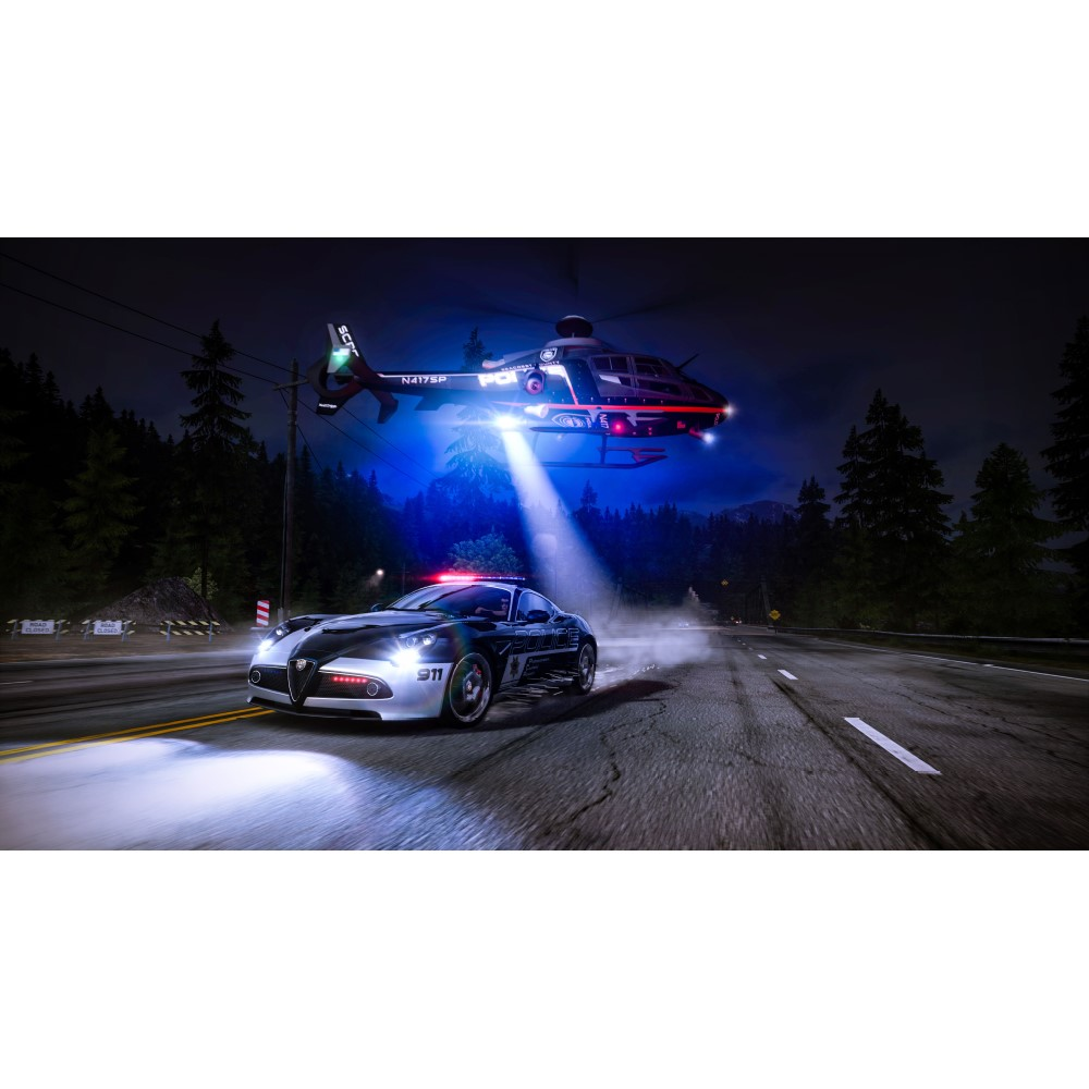 Escena de persecución de coches por la noche con coche de policía y helicóptero, carretera y árboles.