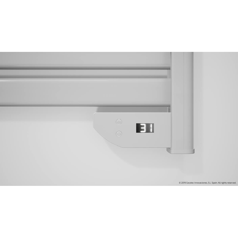 Primer plano de un toallero calefactado blanco con una pantalla digital.