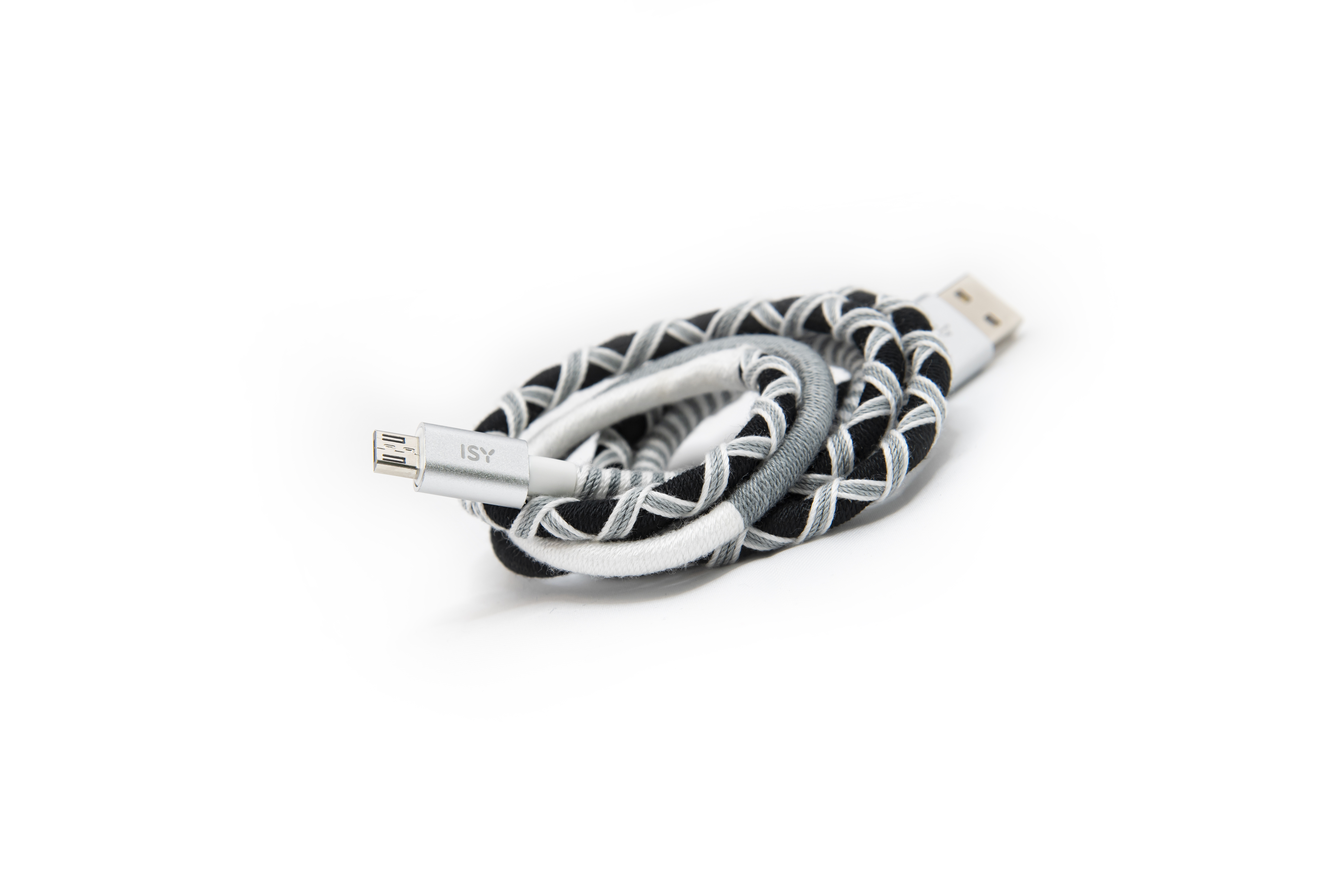 Gewendeltes USB-Kabel mit schwarz-weiß-grauem geflochtenem Design auf weiß.