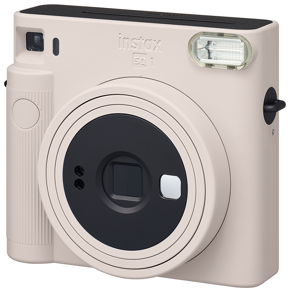 Roze Instax SQ1 camera. Vierkante vorm, zwarte lens, flitser en witte achtergrond.