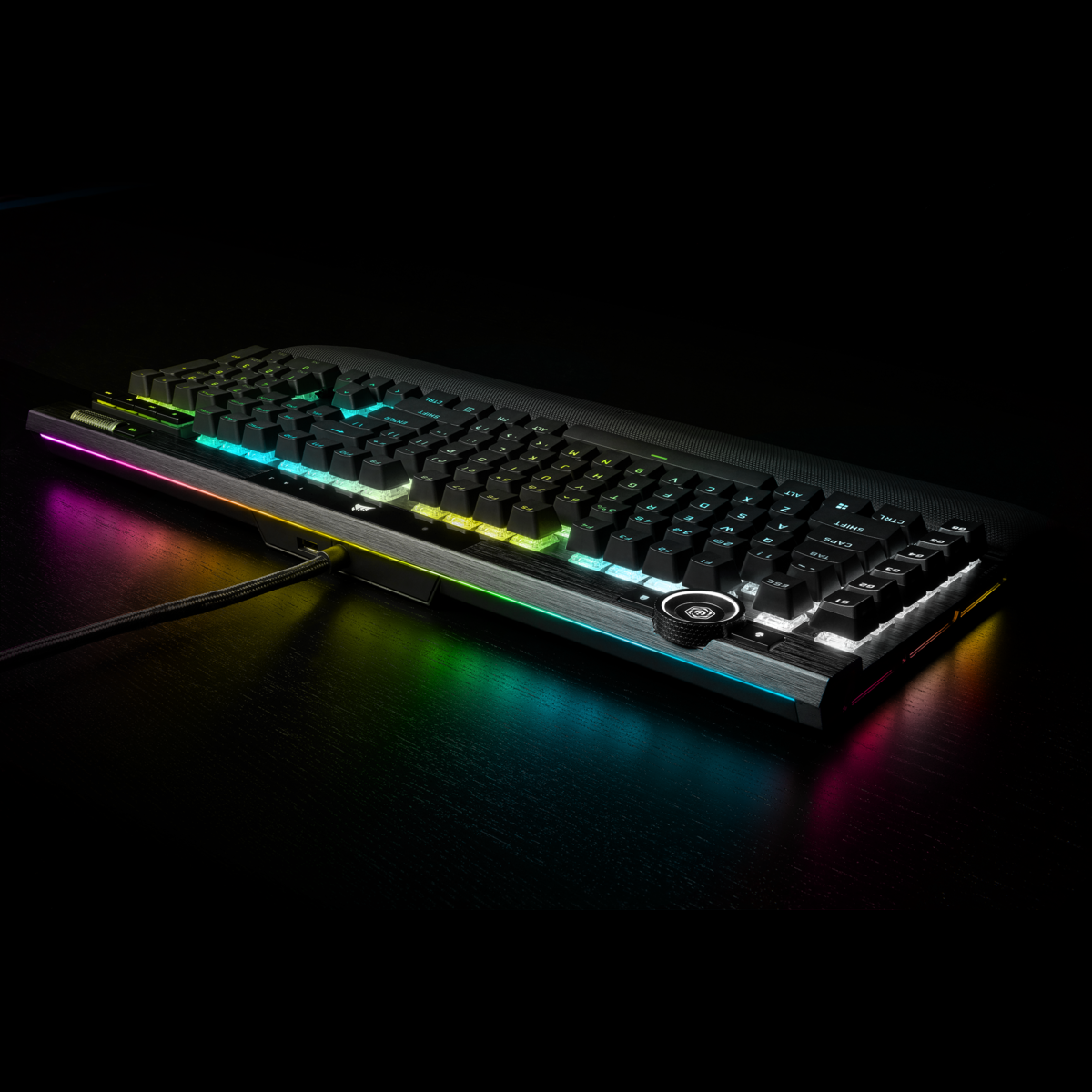 Un clavier rétroéclairé avec des lumières colorées.