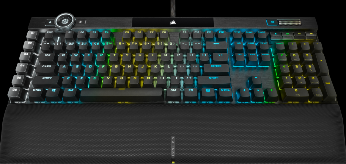 Clavier d'ordinateur noir avec touches rétro-éclairées colorées, repose-poignet et logo Corsair.