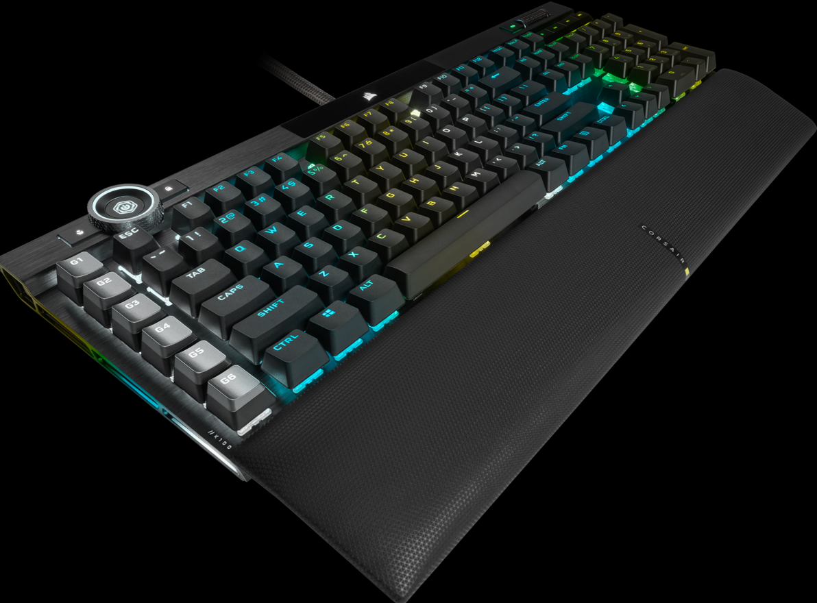 Clavier Corsair noir et gris avec lumières colorées. Fond noir.