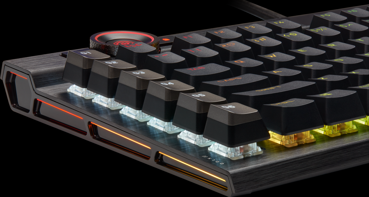Gros plan sur un clavier mécanique noir avec des touches orange et jaune brillantes.