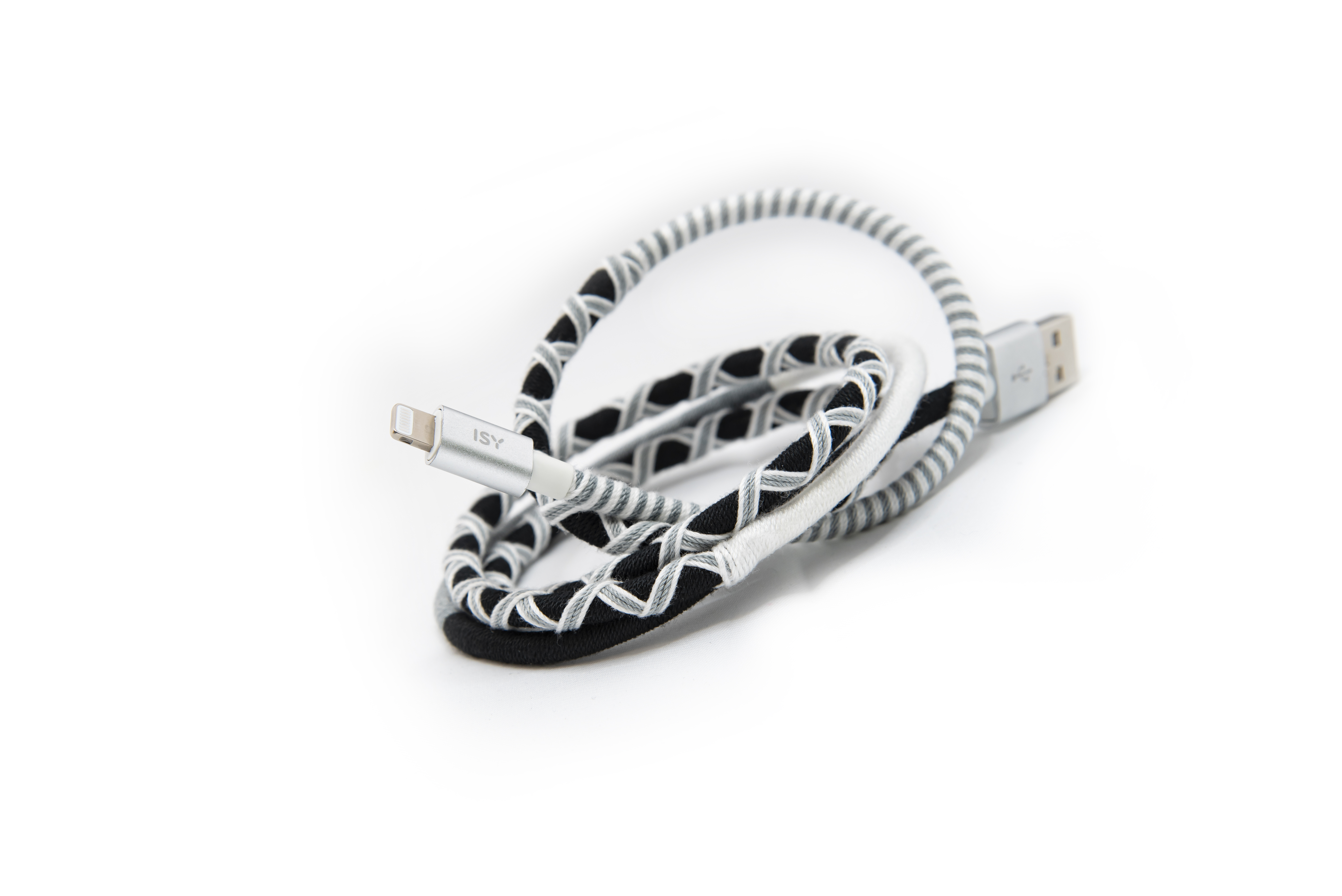 Geflochtenes Ladekabel mit USB- und Lightning-Anschlüssen in Schwarz, Weiß und Grau auf weißem Hintergrund.
