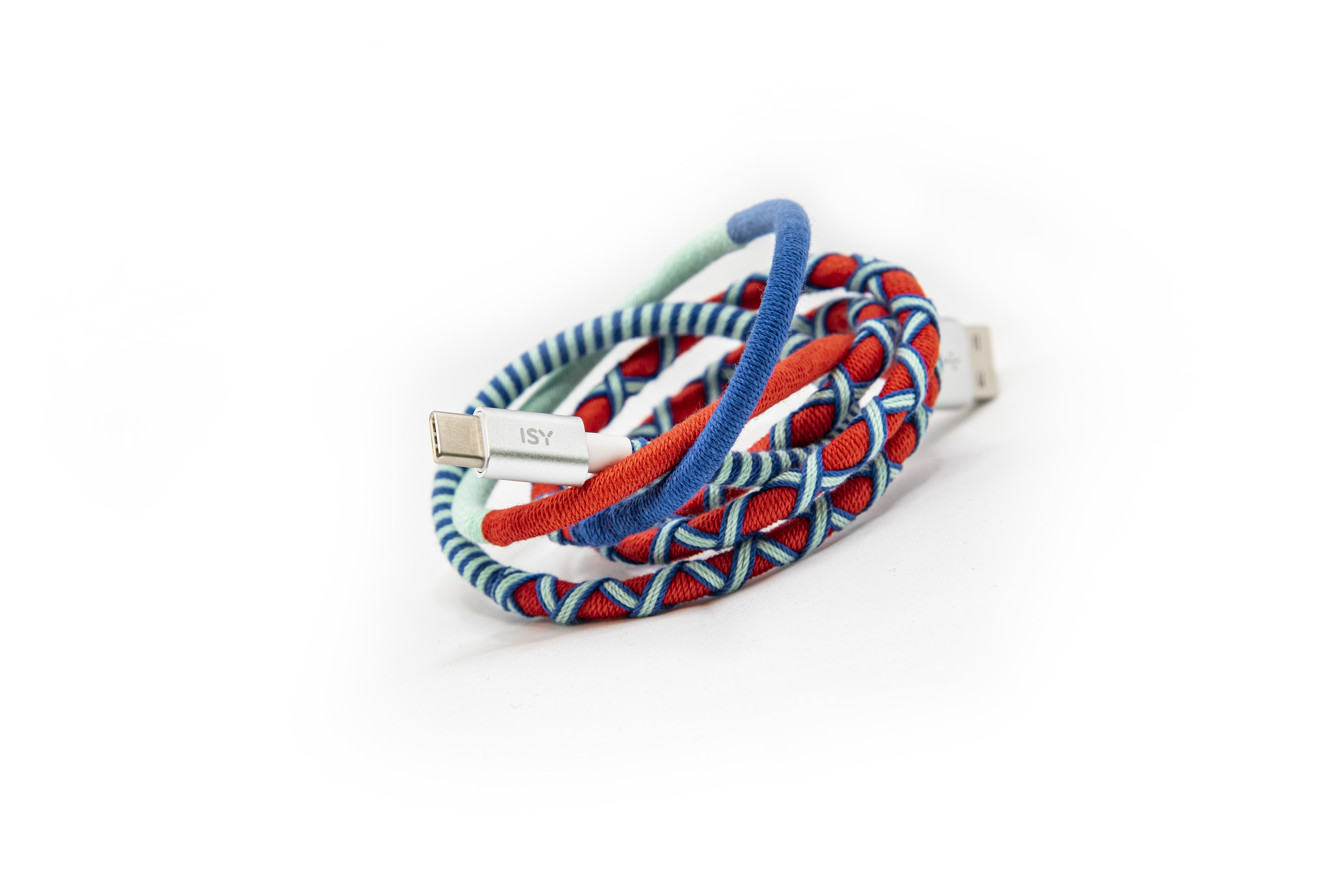 Verhedderte USB-Ladekabel in Rot, Gelb, Blau und Grün. Weißer Hintergrund.