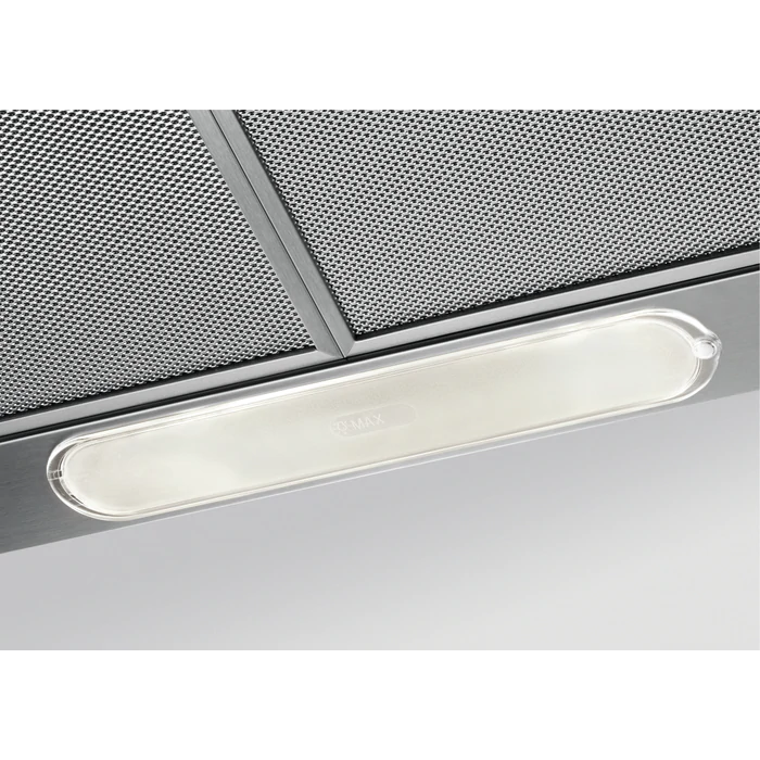 Nahaufnahme einer silbernen Dunstabzugshaube mit einer Leuchte. Das Licht ist an und hat eine ovale Form.