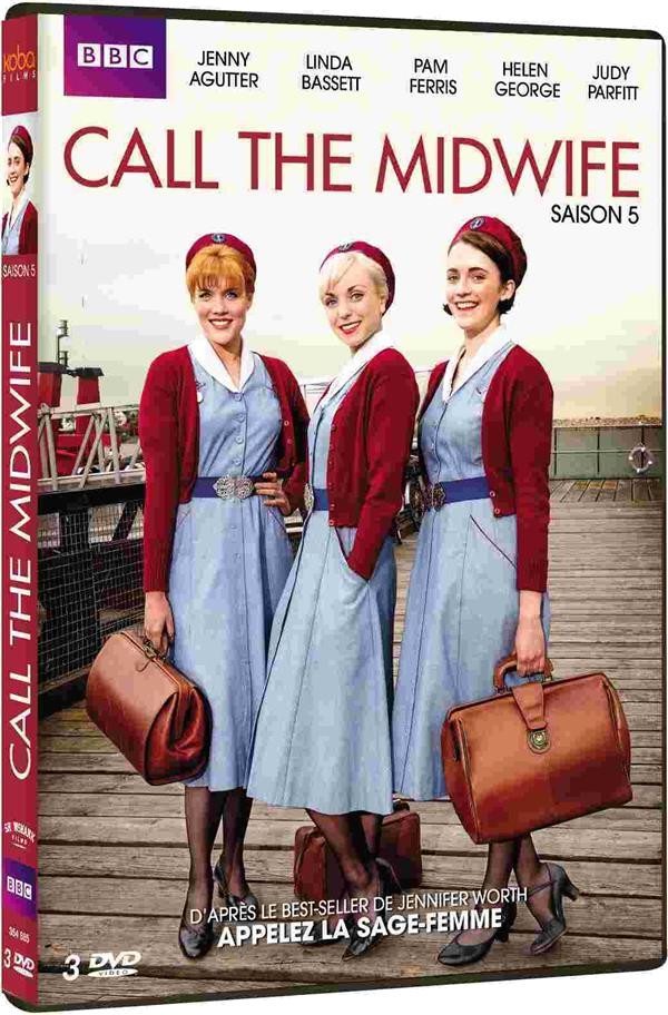 Pochette DVD de Call the Midwife. Trois infirmières avec des sacs, sur une jetée.