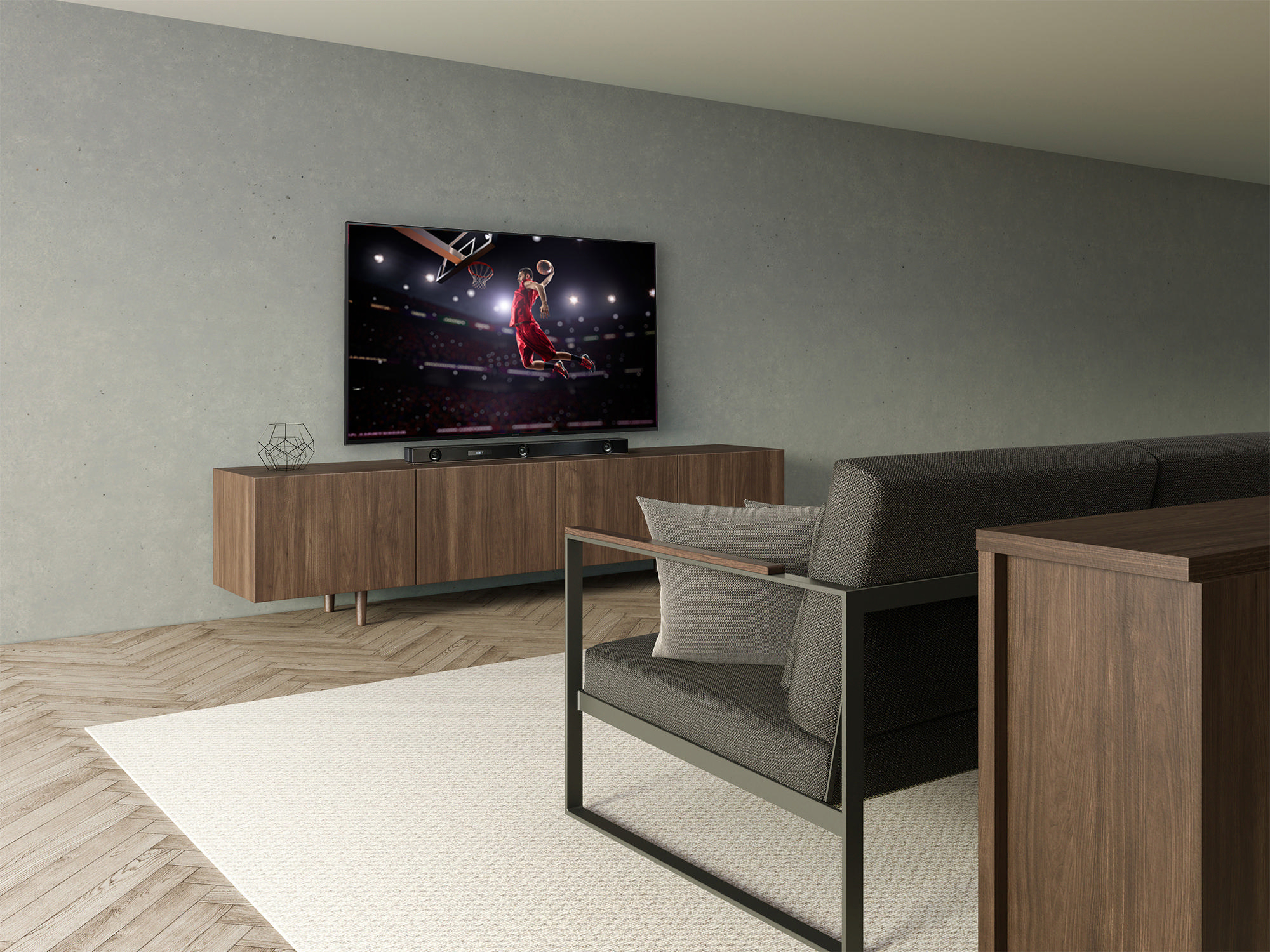 Wohnzimmer mit Basketballspiel im Fernsehen. Braune Schränke und graue Möbel.