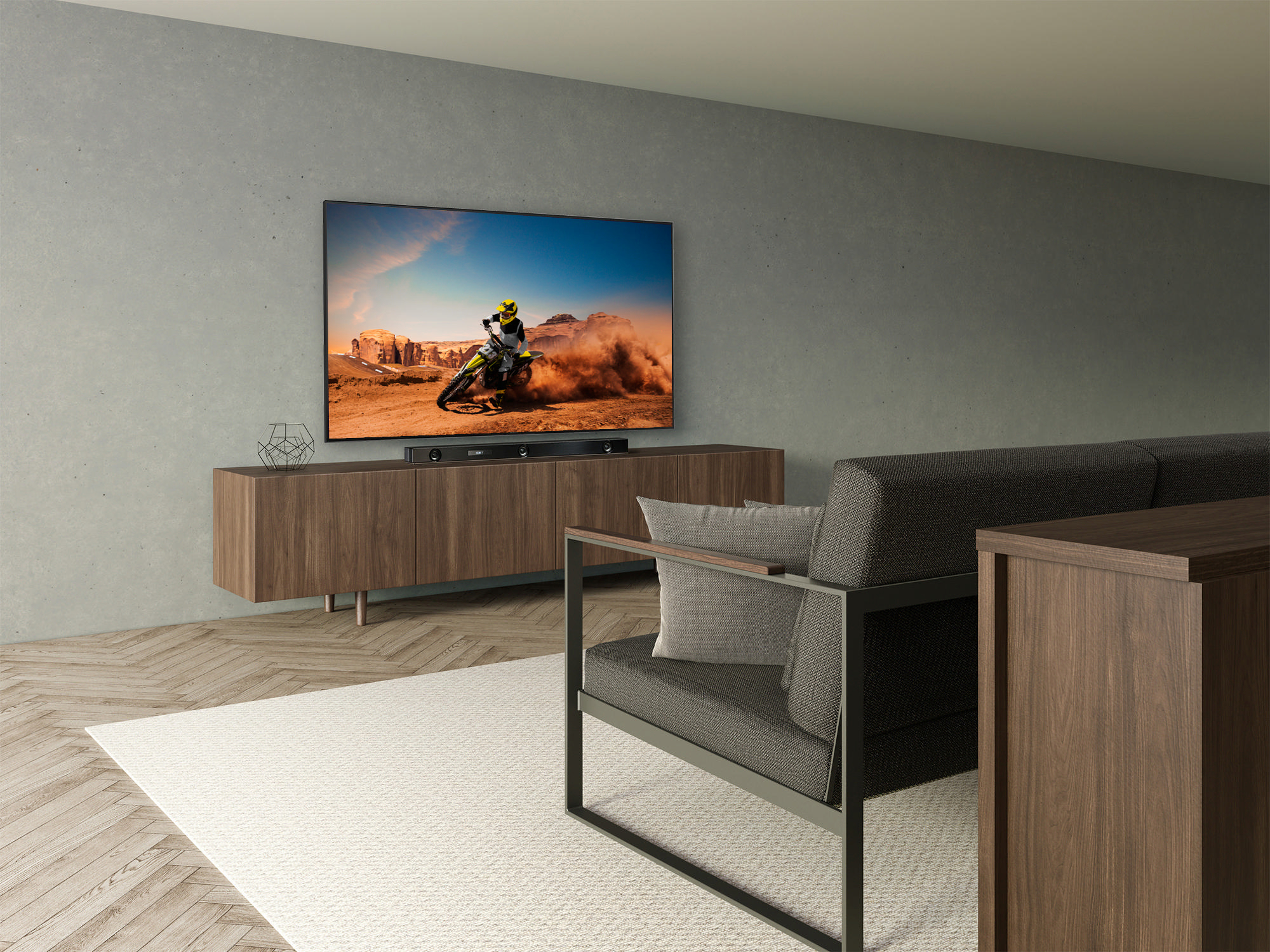 Wohnzimmer mit Fernseher mit Motocross-Rennen, Holzmöbeln und Teppich.