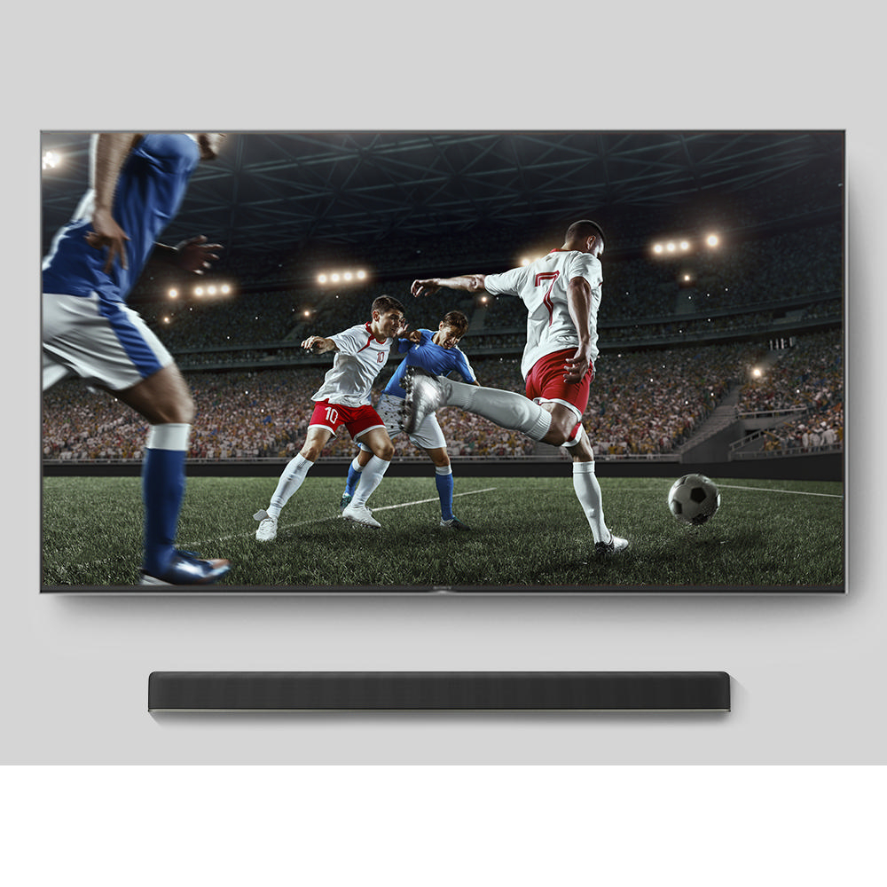 Fernseher mit Fußballspiel, Spielern auf dem Feld und Soundbar darunter.