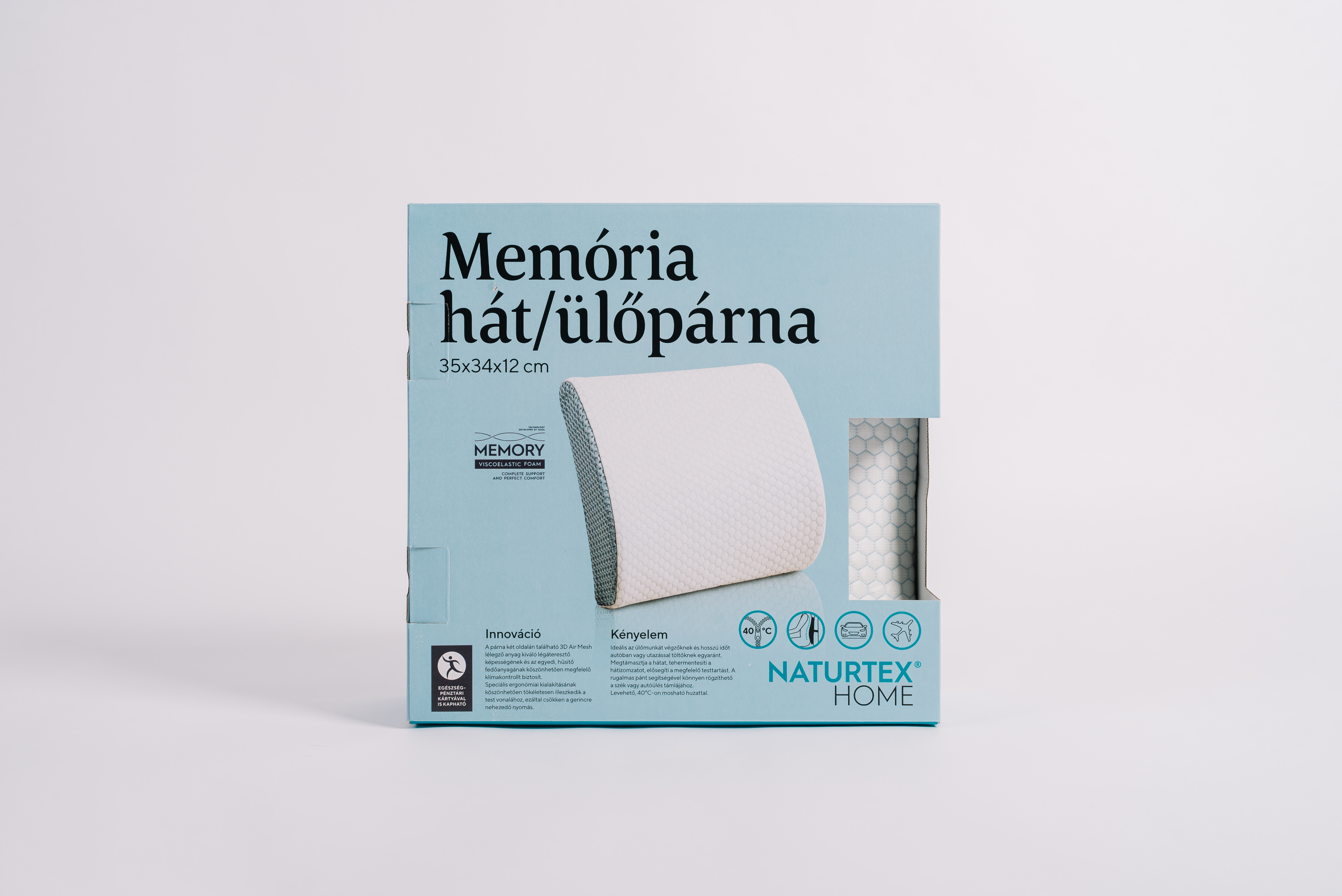 Egy kék-fehér doboz fehér deréktámasz párnával, 'Memory back/seat cushion' felirattal.