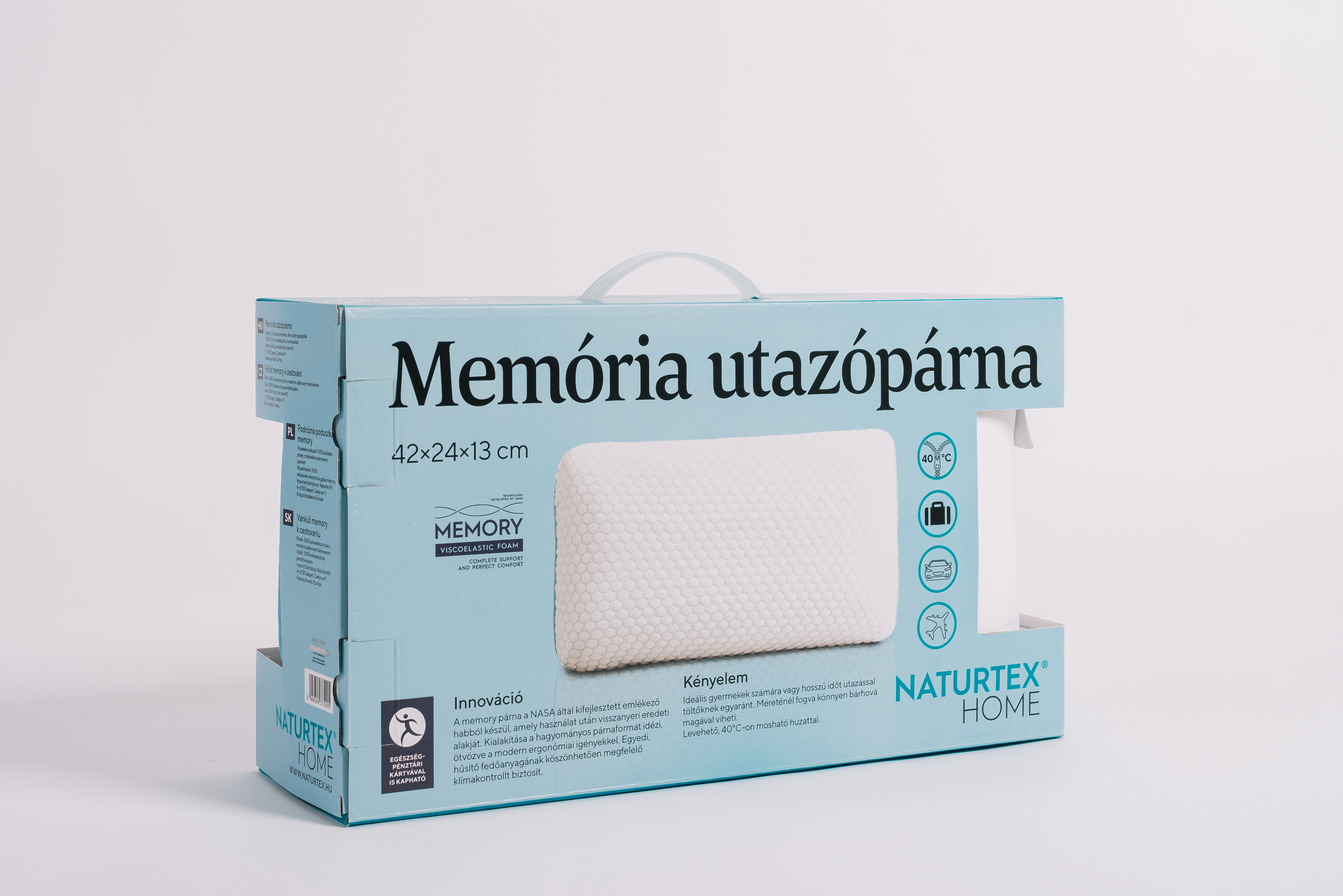 Dobozos memóriás utazópárna, márkanévvel és méretinformációval.
